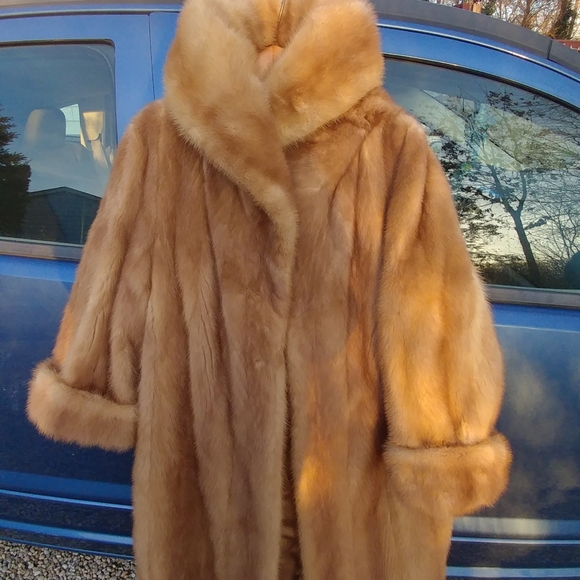 Ladies beautiful mink wrap style coat. - Picture 4 of 4